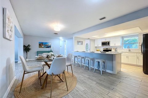 House in Saint Petersburg, Florida 3 bedrooms, 178.93 sq.m. № 1885516 - photo 4