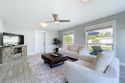 House in Saint Petersburg, Florida 3 bedrooms, 178.93 sq.m. № 1885516 - photo 14