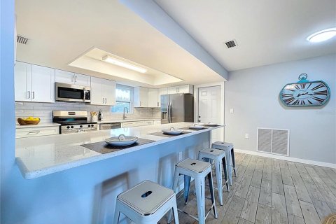 House in Saint Petersburg, Florida 3 bedrooms, 178.93 sq.m. № 1885516 - photo 6