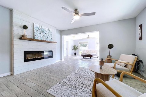 House in Saint Petersburg, Florida 3 bedrooms, 178.93 sq.m. № 1885516 - photo 3