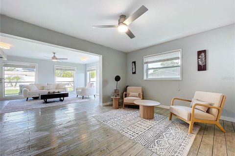 House in Saint Petersburg, Florida 3 bedrooms, 178.93 sq.m. № 1885516 - photo 16