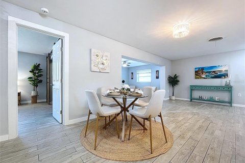 House in Saint Petersburg, Florida 3 bedrooms, 178.93 sq.m. № 1885516 - photo 9
