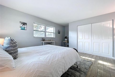 House in Saint Petersburg, Florida 3 bedrooms, 178.93 sq.m. № 1885516 - photo 25