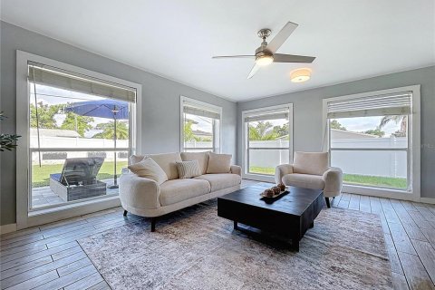 House in Saint Petersburg, Florida 3 bedrooms, 178.93 sq.m. № 1885516 - photo 15