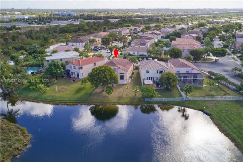 House in Pembroke Pines, Florida 4 bedrooms, 193.89 sq.m. № 1880146 - photo 2