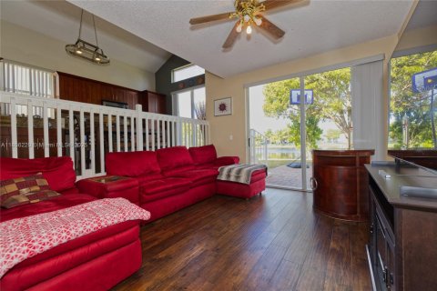 House in Pembroke Pines, Florida 4 bedrooms, 193.89 sq.m. № 1880146 - photo 12