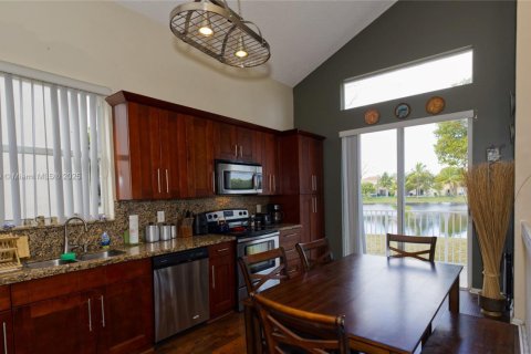 House in Pembroke Pines, Florida 4 bedrooms, 193.89 sq.m. № 1880146 - photo 6