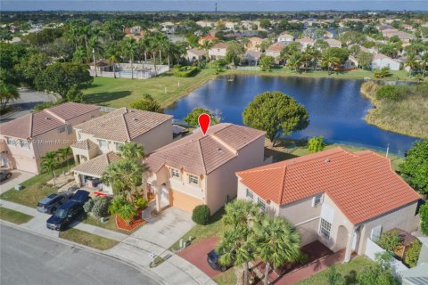 House in Pembroke Pines, Florida 4 bedrooms, 193.89 sq.m. № 1880146 - photo 1