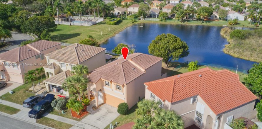 House in Pembroke Pines, Florida 4 bedrooms, 193.89 sq.m. № 1880146