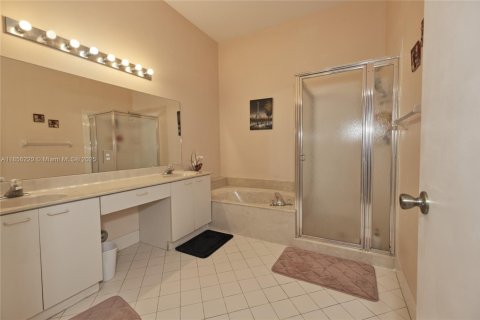 House in Pembroke Pines, Florida 4 bedrooms, 193.89 sq.m. № 1880146 - photo 26