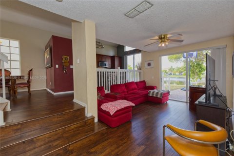 House in Pembroke Pines, Florida 4 bedrooms, 193.89 sq.m. № 1880146 - photo 11