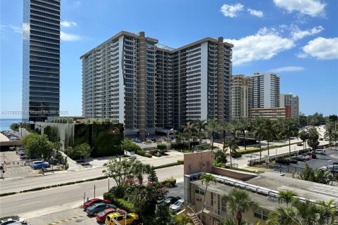Condominio en alquiler en Hallandale Beach, Florida, 1 dormitorio, 80.82 m2 № 1862880 - foto 12