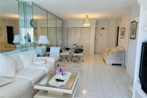 Condominio en alquiler en Hallandale Beach, Florida, 1 dormitorio, 80.82 m2 № 1862880 - foto 2