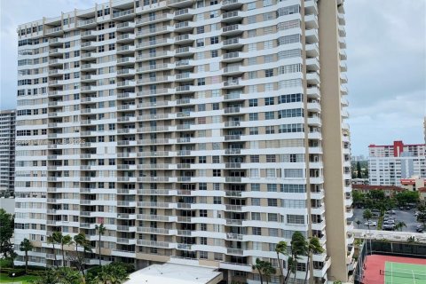 Condominio en alquiler en Hallandale Beach, Florida, 1 dormitorio, 80.82 m2 № 1862880 - foto 15