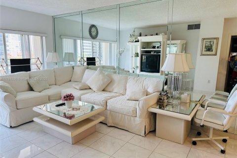 Condominio en alquiler en Hallandale Beach, Florida, 1 dormitorio, 80.82 m2 № 1862880 - foto 1