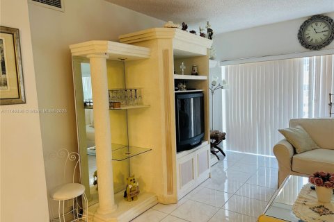 Condominio en alquiler en Hallandale Beach, Florida, 1 dormitorio, 80.82 m2 № 1862880 - foto 3