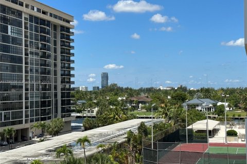 Condominio en alquiler en Hallandale Beach, Florida, 1 dormitorio, 80.82 m2 № 1862880 - foto 10