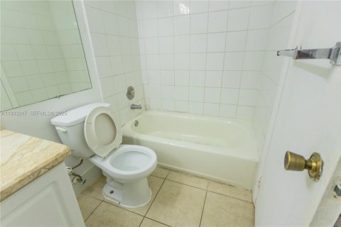 Снять в аренду кондоминиум в Майами, Флорида 2 спальни, 99.87м2, № 1991168 - фото 2