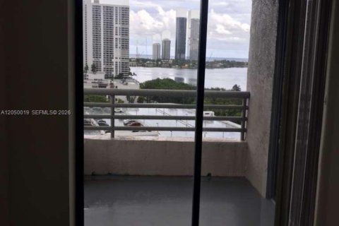 Condo in Aventura, Florida, 2 bedrooms  № 2246442 - photo 13