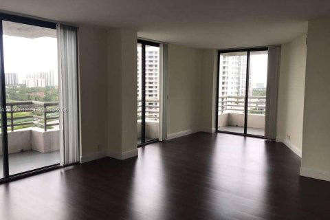 Condo in Aventura, Florida, 2 bedrooms  № 2246442 - photo 16