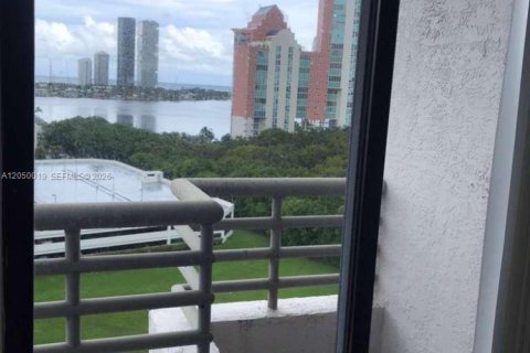 Condo in Aventura, Florida, 2 bedrooms  № 2246442 - photo 28