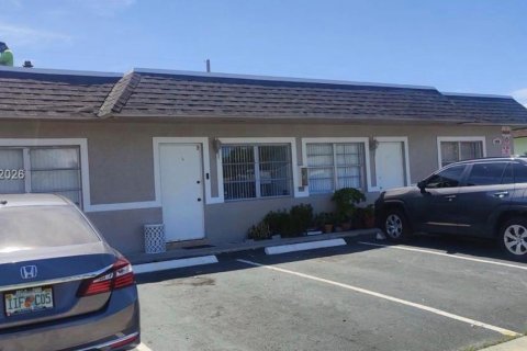 Immobilier commercial à Lauderdale Lakes, Floride 328.32 m2 № 2152931