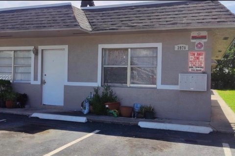 Immobilier commercial à vendre à Lauderdale Lakes, Floride: 328.32 m2 № 2152931 - photo 2