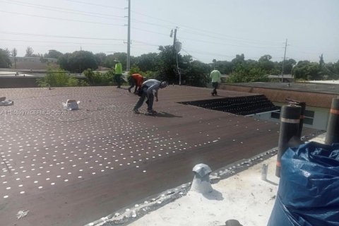 Immobilier commercial à vendre à Lauderdale Lakes, Floride: 328.32 m2 № 2152931 - photo 3