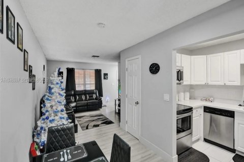 Immobilier commercial à vendre à Lauderdale Lakes, Floride: 328.32 m2 № 2152931 - photo 4