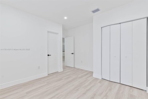 Casa en venta en Miami, Florida, 3 dormitorios, 109.81 m2 № 1935444 - foto 12