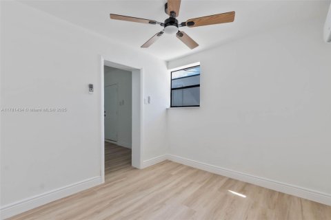 Casa en venta en Miami, Florida, 3 dormitorios, 109.81 m2 № 1935444 - foto 19