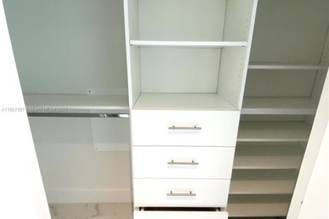 Condo in Coral Gables, Florida, 1 bedroom  № 1881596 - photo 22
