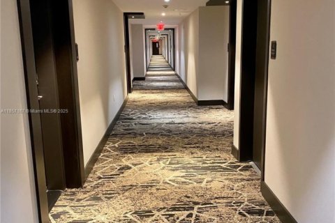 Condo in Coral Gables, Florida, 1 bedroom  № 1881596 - photo 3