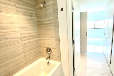 Condo in Coral Gables, Florida, 1 bedroom  № 1881596 - photo 20