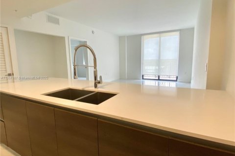 Condo in Coral Gables, Florida, 1 bedroom  № 1881596 - photo 17