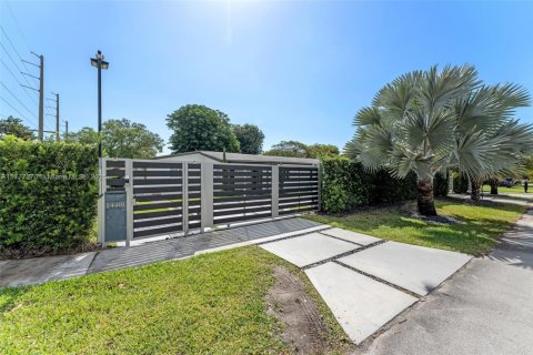 House in Palmetto Bay, Florida 5 bedrooms, 254.46 sq.m. № 1939966 - photo 1
