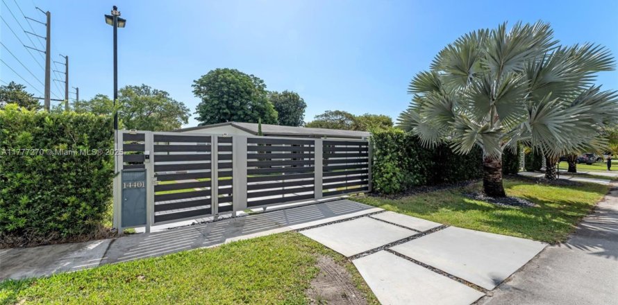 House in Palmetto Bay, Florida 5 bedrooms, 254.46 sq.m. № 1939966