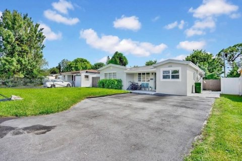 Villa ou maison à louer à Pembroke Pines, Floride: 3 chambres, 132.48 m2 № 1924488 - photo 2