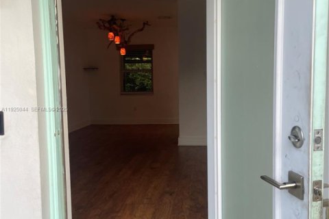 Villa ou maison à louer à Hialeah, Floride: 3 chambres, 111.48 m2 № 1983656 - photo 2