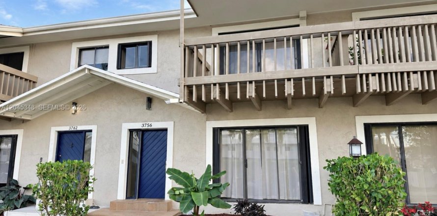 Adosado en North Miami Beach, Florida 3 dormitorios, 179.86 m2 № 2269497