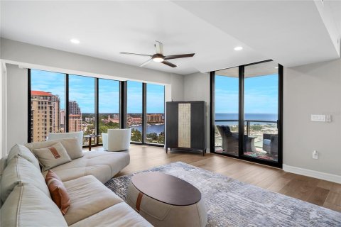 Condo in Saint Petersburg, Florida, 3 bedrooms  № 1755031 - photo 6