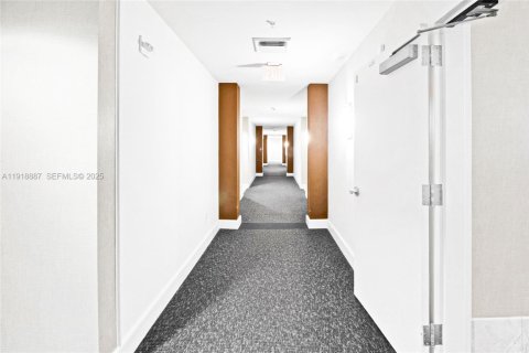 Copropriété à vendre à Hallandale Beach, Floride: 1 chambre, 85.84 m2 № 1975096 - photo 2