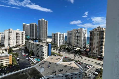 Copropriété à vendre à Hallandale Beach, Floride: 1 chambre, 85.84 m2 № 1975096 - photo 1