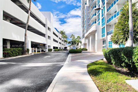 Copropriété à vendre à Hallandale Beach, Floride: 1 chambre, 85.84 m2 № 1975096 - photo 24
