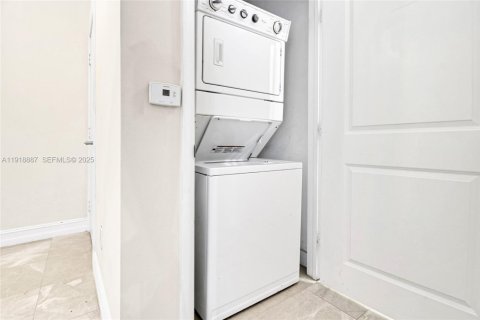 Copropriété à vendre à Hallandale Beach, Floride: 1 chambre, 85.84 m2 № 1975096 - photo 15