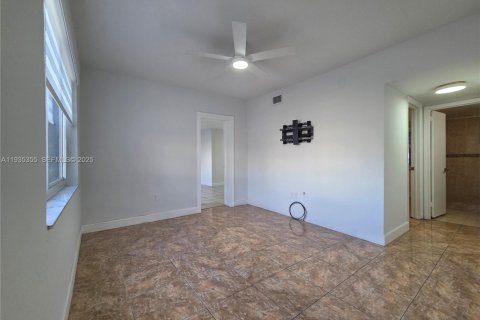 House in Miami, Florida 3 bedrooms № 1993549 - photo 7