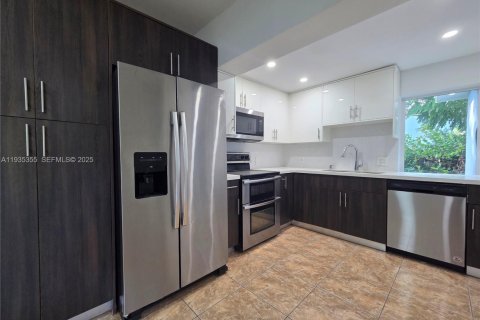 House in Miami, Florida 3 bedrooms № 1993549 - photo 4