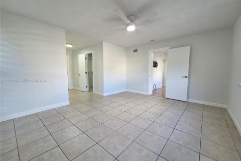 House in Miami, Florida 3 bedrooms № 1993549 - photo 10