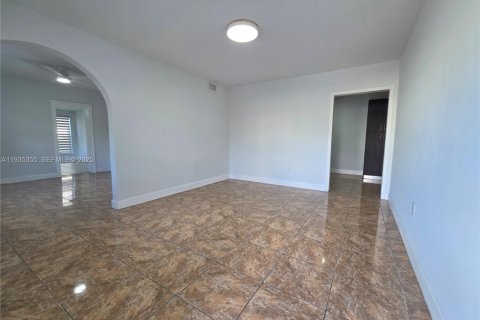 House in Miami, Florida 3 bedrooms № 1993549 - photo 2