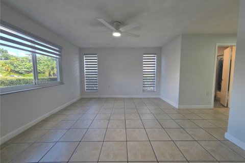 House in Miami, Florida 3 bedrooms № 1993549 - photo 11